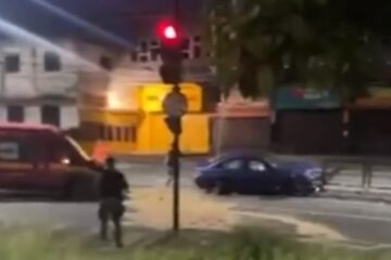 Motorista de BMW avança sinal vermelho e bate em ambulância em BH