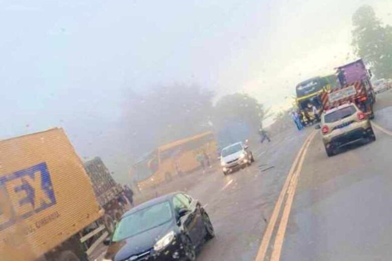 Acidente entre ônibus e caminhão dos Correios interdita a BR-381, na Grande BH