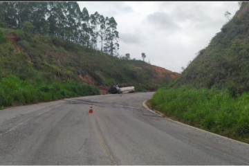 Carreta com Etanol tomba e interdita BR-262 em Rio Casca