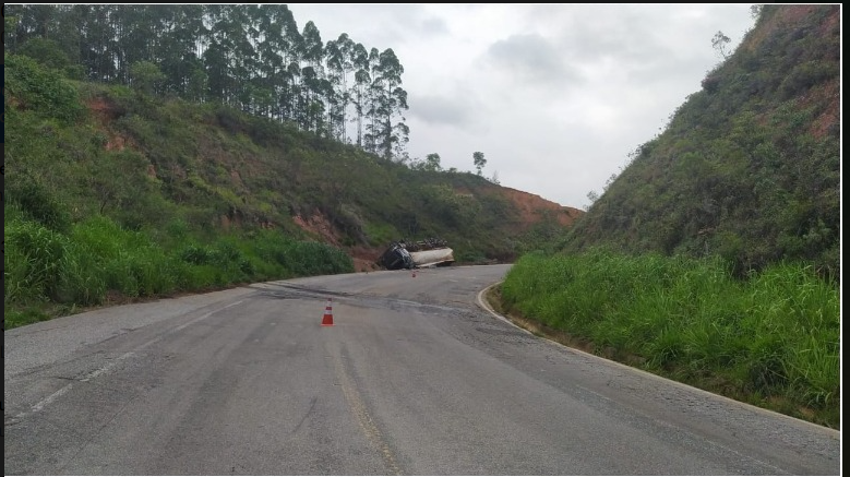 Carreta com Etanol tomba e interdita BR-262 em Rio Casca