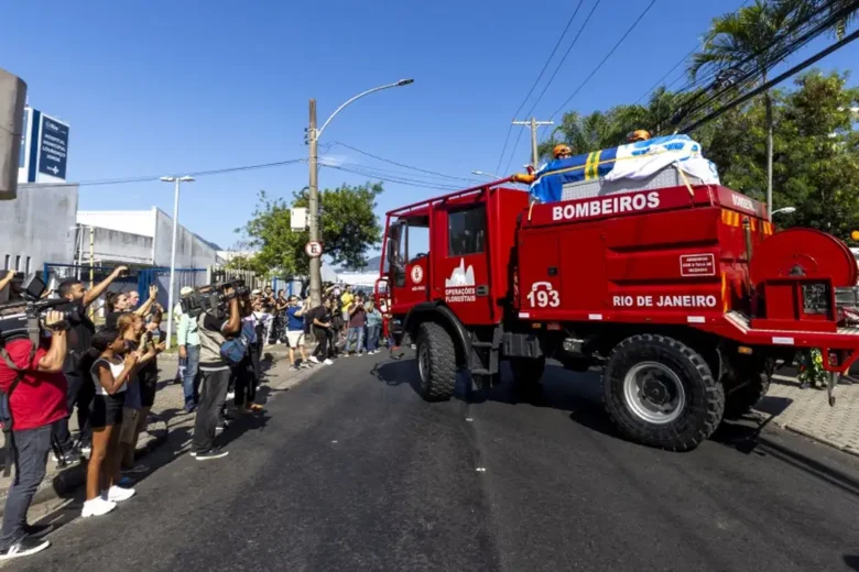 Corpo de Zagallo é sepultado no Rio de Janeiro sob aplausos