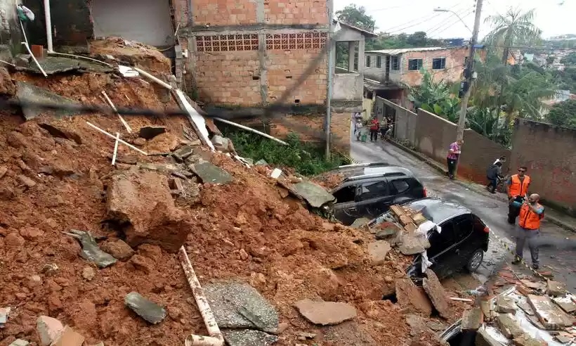 Por conta das chuvas e risco de deslizamento, 73 famílias foram retiradas de casa em BH