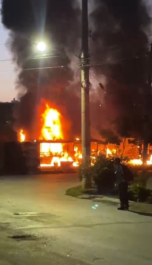 Incêndio atinge ônibus escolares durante a madrugada na Grande BH