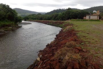 Ribeirão do Carmo, em Mariana, é contaminado com combustível após acidente