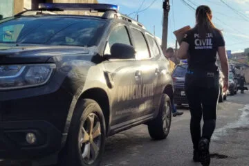 Polícia Civil prende suspeita de matar mulher a facadas na frente dos filhos