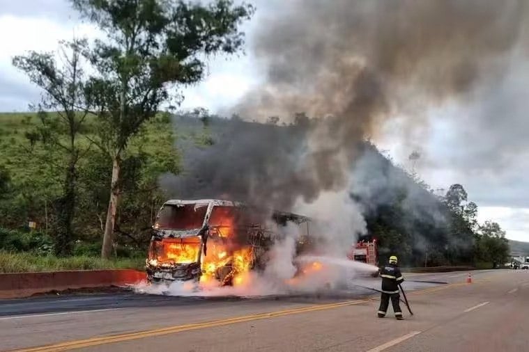 Ônibus pega fogo na BR-040; confira imagens