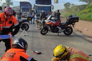 Acidente na BR-381: motociclista fica gravemente ferido após colidir em traseira de ônibus