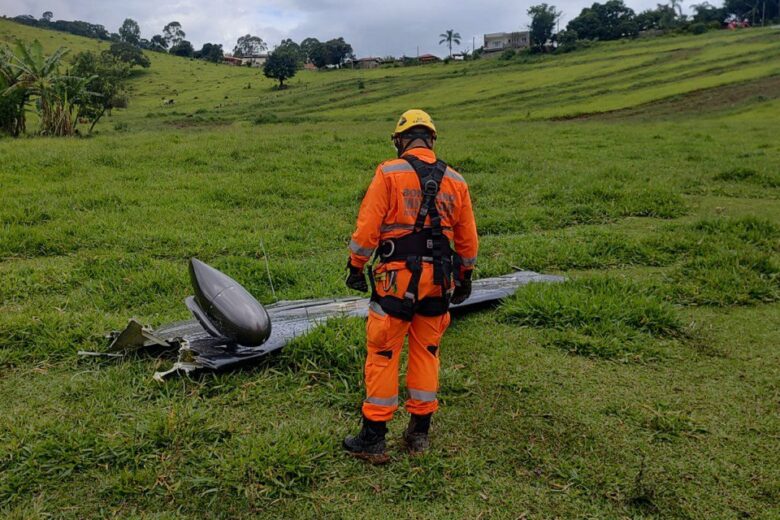 Avião se parte e cai em zona rural do Sul de Minas