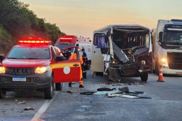 Ônibus da prefeitura de Pitangui colide com carreta de milho