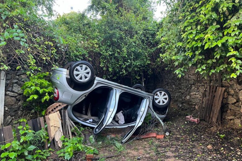 Mulher perde controle do carro a caminho da academia, capota e cai em quintal de casa em BH