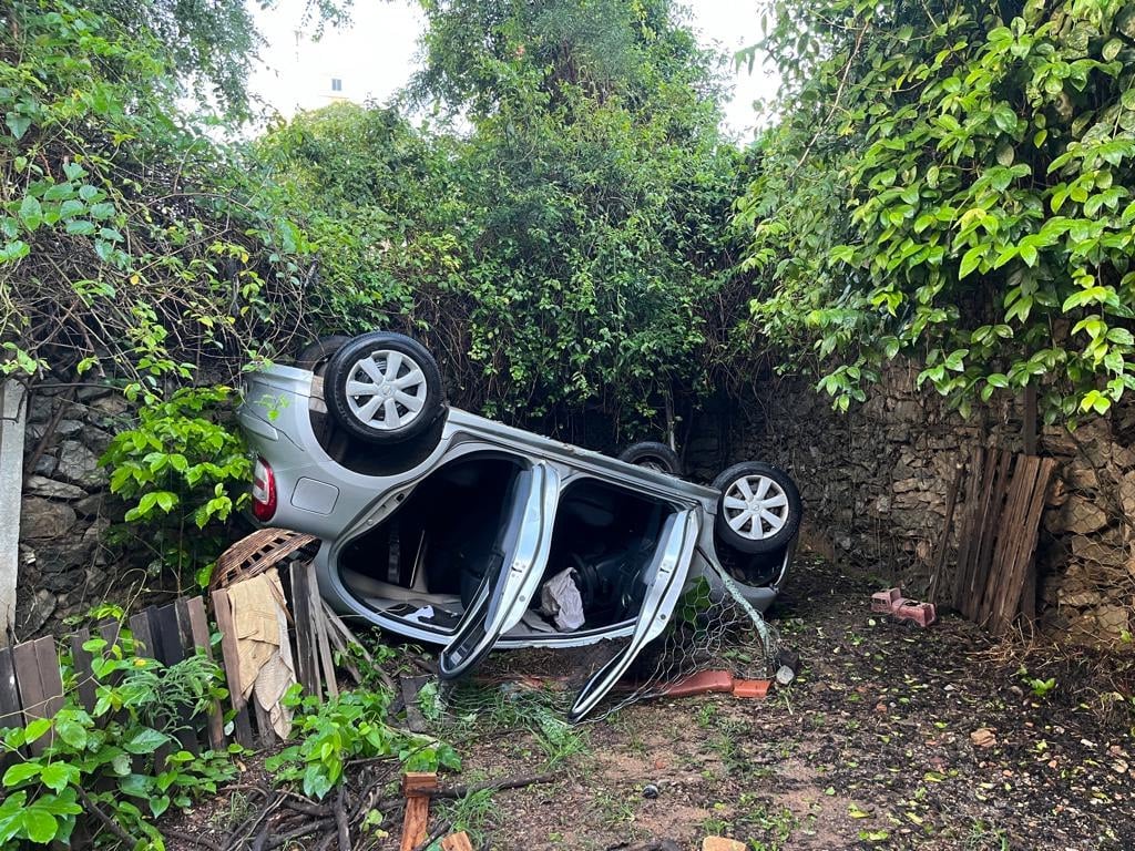 mulher capota o carro