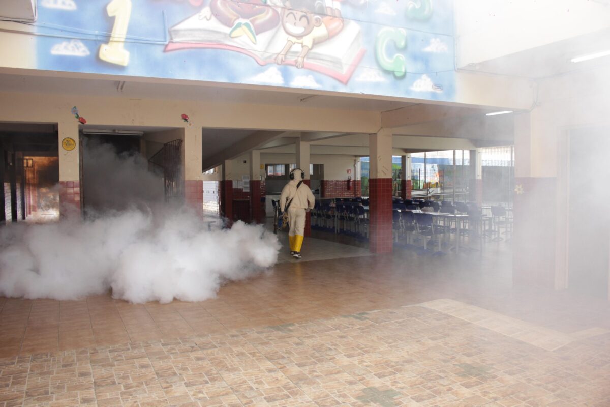 Fabriciano aplica fumacê em todas as escolas da rede municipal