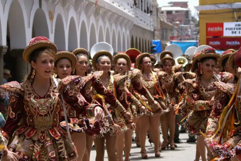 Carnaval na Bolívia reúne milhares em devoção à Virgem de Socavón