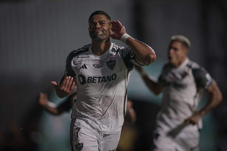 Hulk faz dois e dá resposta dentro de campo para prefeito de São João del-Rei