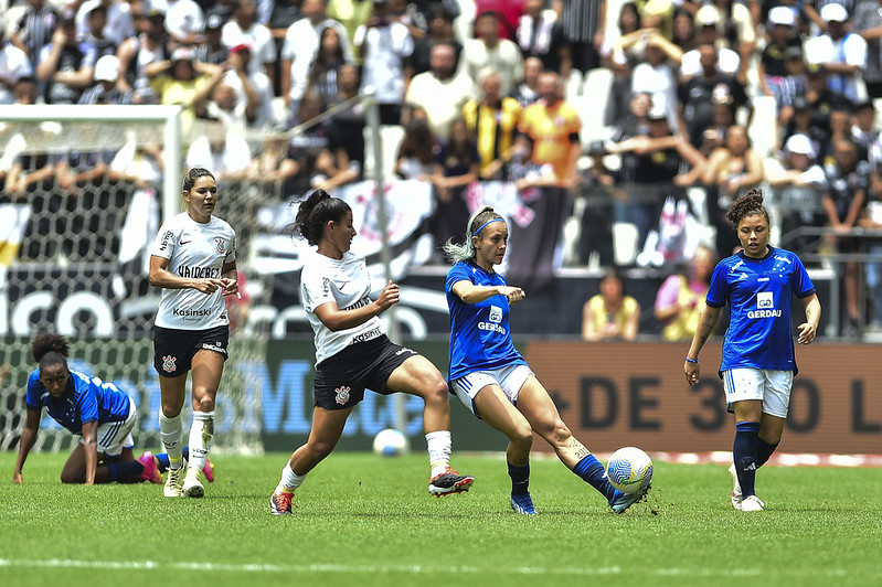 Corinthians vence um valente Cruzeiro em jogo marcado por gols anulados e é tri da Supercopa de futebol feminino