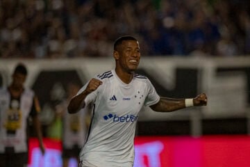 Cruzeiro vence Democrata-GV, se reabilita e mantém a liderança do Grupo A do Mineiro; assista aos gols da partida