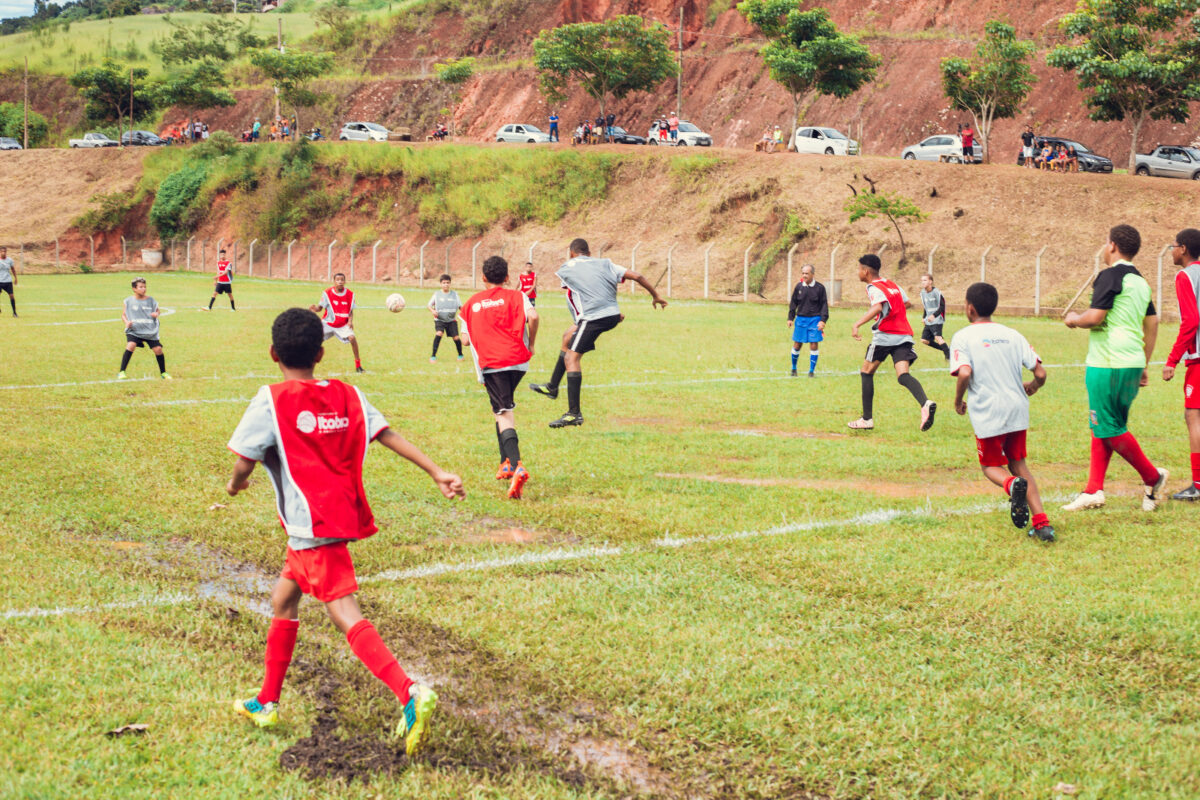 Itabira: bairro Pedreira recebe vestiário e alambrado reformados em campo de futebol