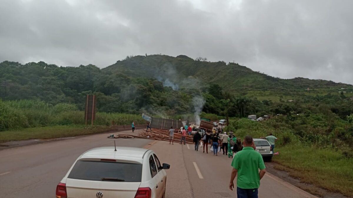 Acidente entre carretas interdita BR-040, em Congonhas