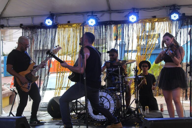 Carnaval de Itabira: muito rock and roll no paredão da rua Tiradentes; confira a galeria de fotos