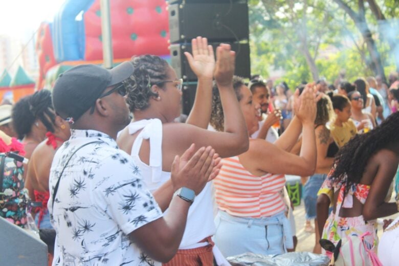 Bata na palma da mão e se liga na galeria de fotos do Carna Samba em Itabira