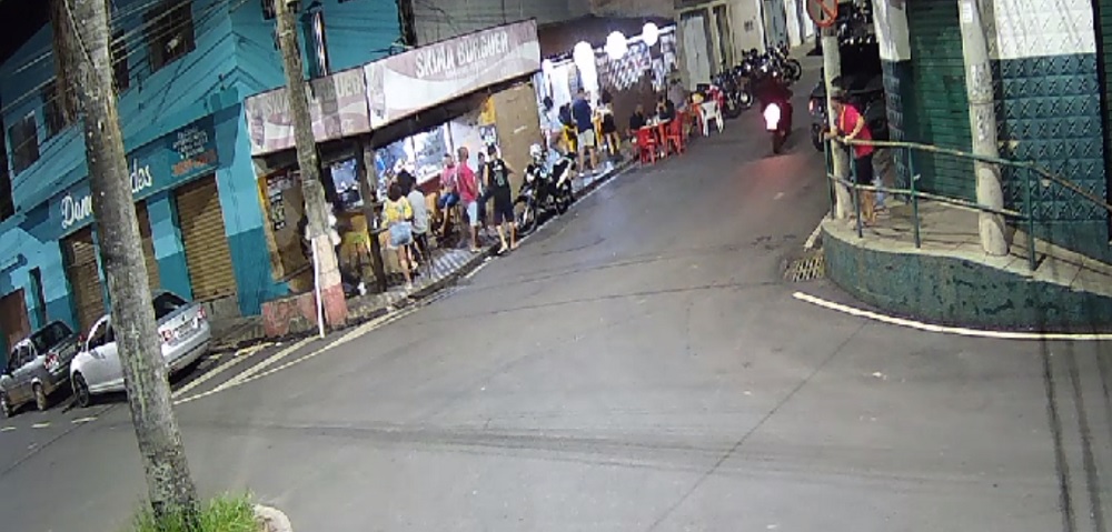 Dois homens em uma moto abrem fogo contra frequentadores de trailer de lanches em Itabira