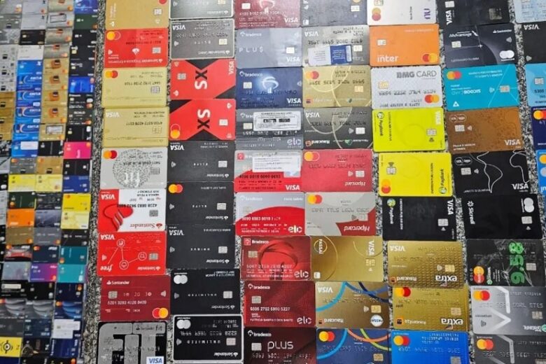 Homem é preso com 452 cartões de banco no entorno do sambódromo do Anhembi, em São Paulo
