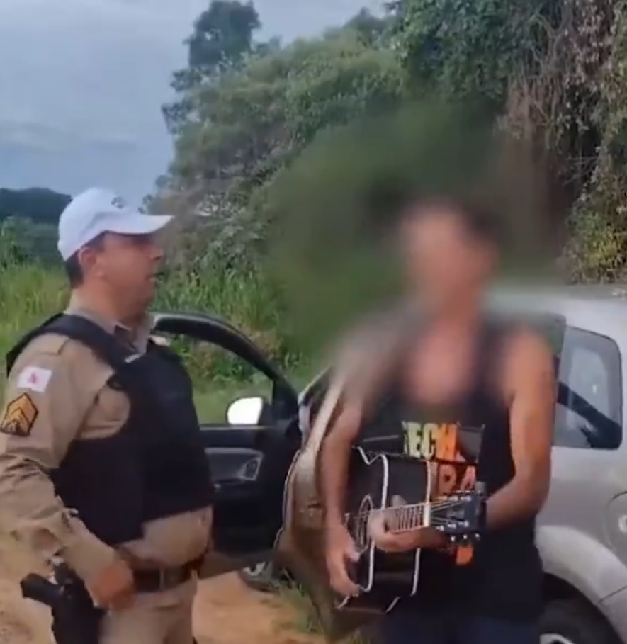 Vídeo: homem com sinais de embriaguez canta "Dormi na praça" para policial em MG