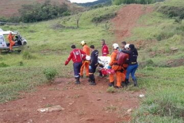 Em Santa Bárbara, dupla é atendida em estado grave após carro despencar de ribanceira