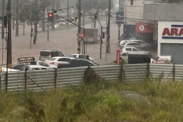 Chuva alaga ruas e avenidas de Belo Horizonte nesta terça-feira