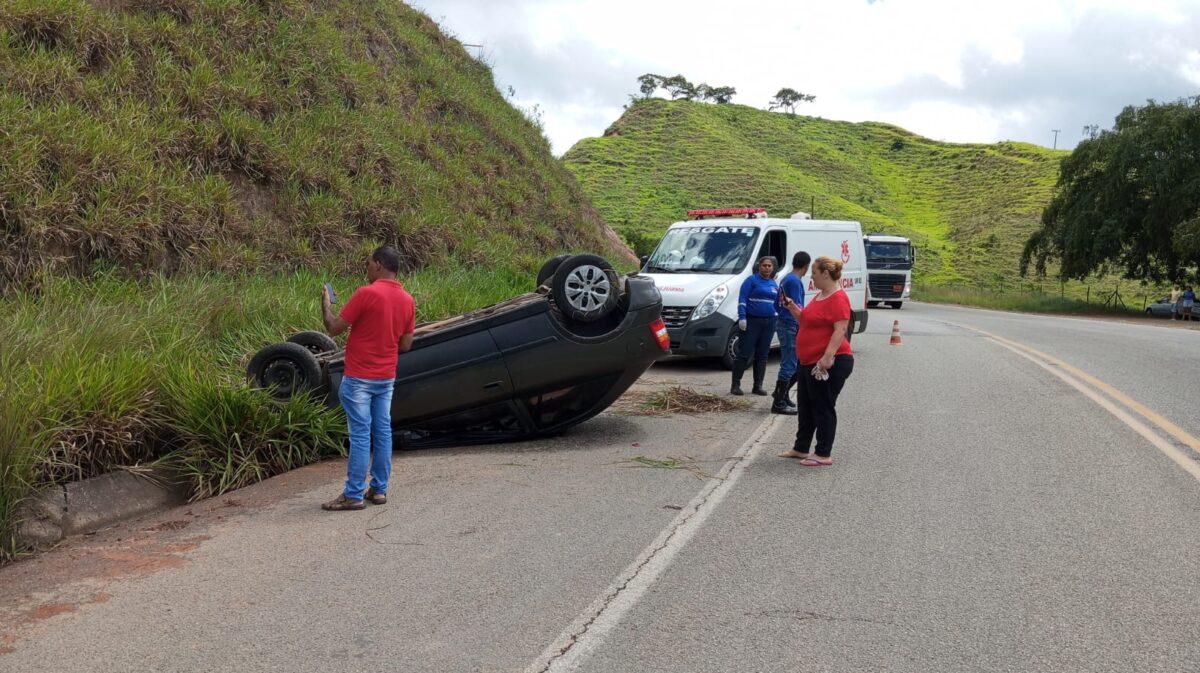 Carro capota na BR-381, nas proximidades de Antônio Dias