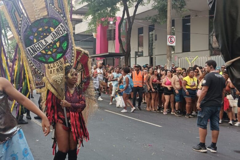 Bloco Afro Angola Janga desfila pelas ruas do Centro de Belo Horizonte; confira a galeria de fotos