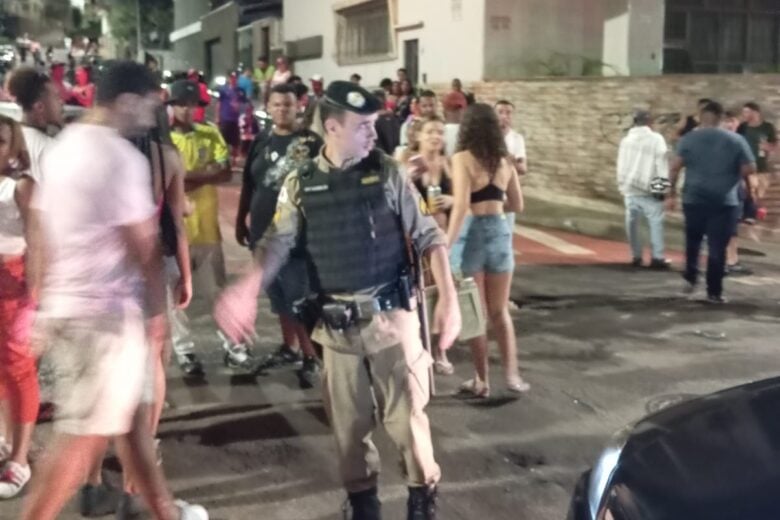 Noite de carnaval em Itabira termina com tumulto na Praça do Pará