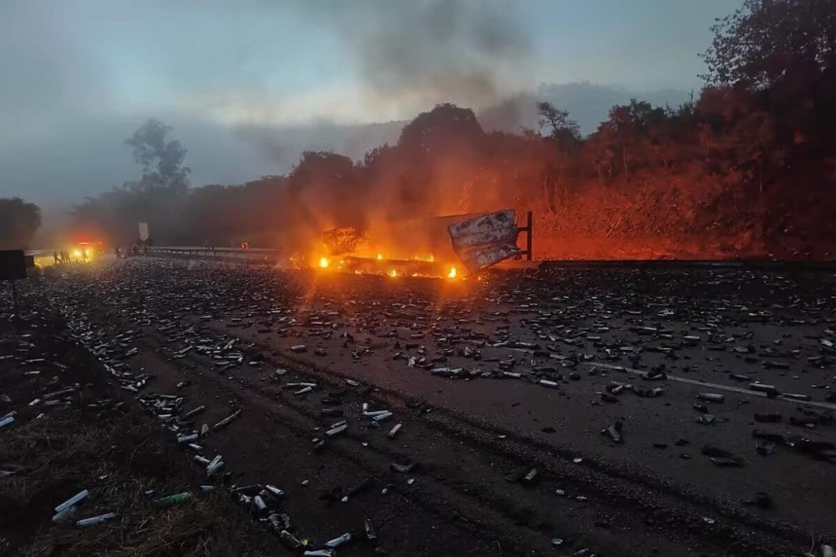 BR-381: carreta pega fogo na rodovia Fernão Dias; uma mulher morreu no acidente