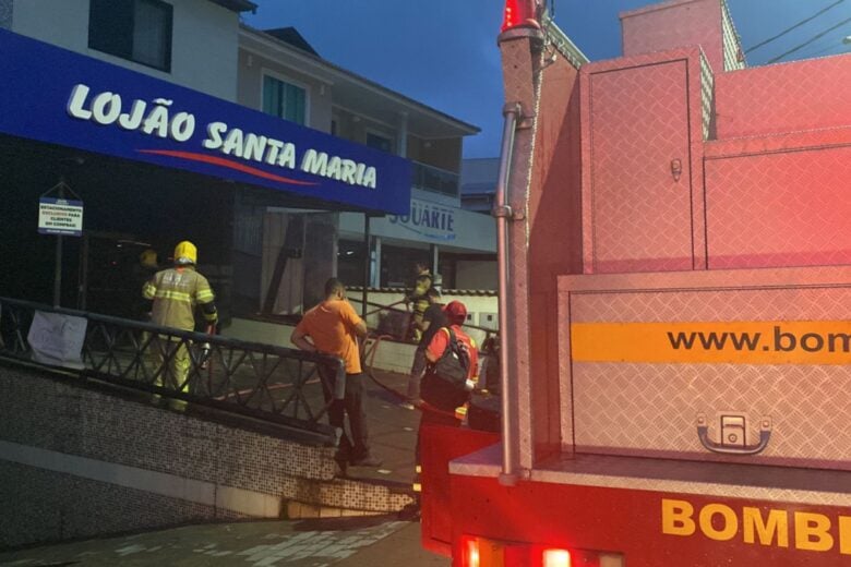 Incêndio destrói comércio em Rio Piracicaba