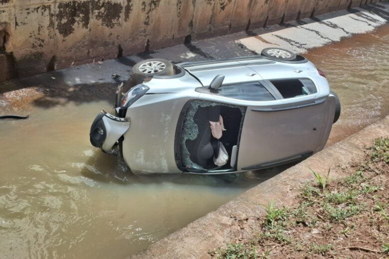 Carro cai no canal do Praia e motorista é levado ao Pronto-Socorro