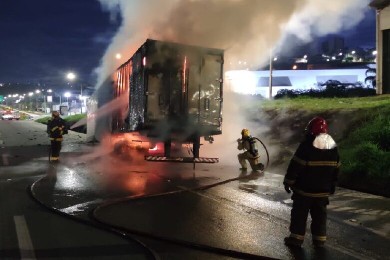 Carreta pega fogo na BR-381, em Carmópolis de Minas