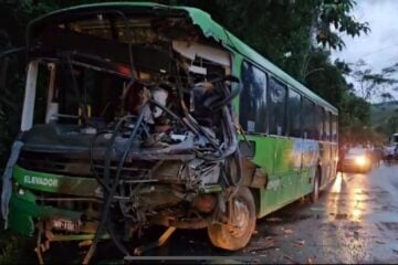 Motorista de ônibus morre após colisão frontal contra carreta em Caeté