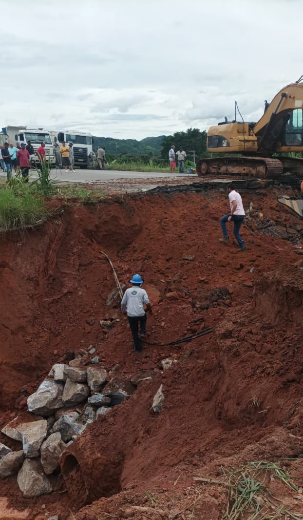 Cratera se abre e interdita trecho da BR-381 entre Periquito e Naque; saiba as rotas alternativas