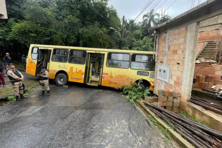 Ônibus perde freio, bate em muro e deixa 11 feridos em Belo Horizonte