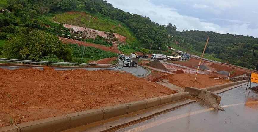 Carreta em “L” interrompe o trânsito no trevo da BR-381 em São Gonçalo