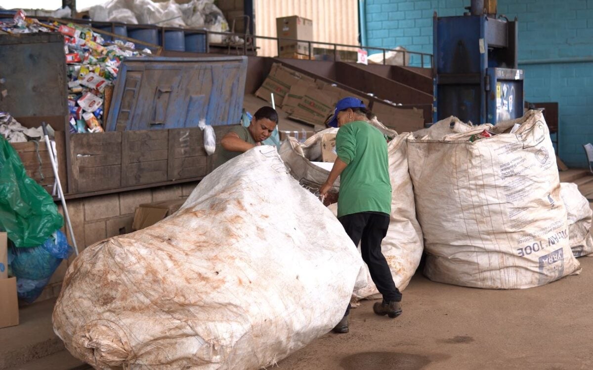 Catadores de material reciclável, empresas e poder público se reúnem em Barão de Cocais para discutir rota piloto de coleta seletiva