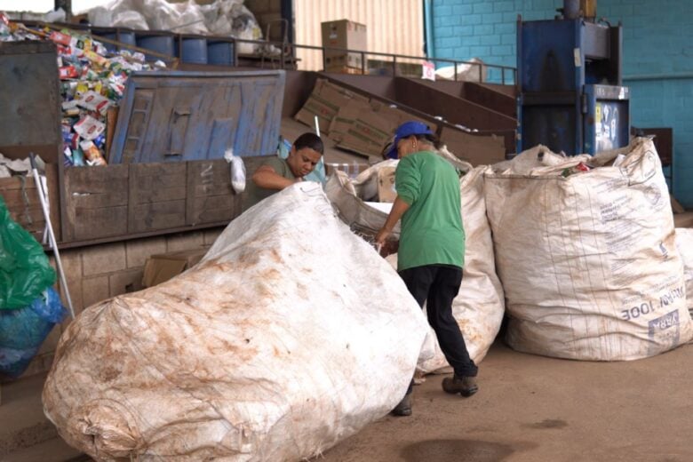 Catadores de material reciclável, empresas e poder público se reúnem em Barão de Cocais para discutir rota piloto de coleta seletiva