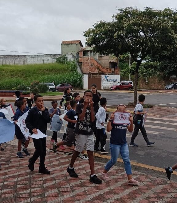 Em Itabira, Escola Municipal Cornélio Penna realiza passeata pela conscientização da dengue