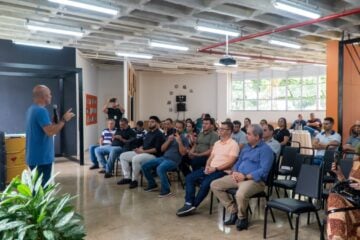 Em Santa Maria de Itabira, secretário de Estado de Governo firma compromisso pelo asfaltamento da estrada de “Piçarrão”