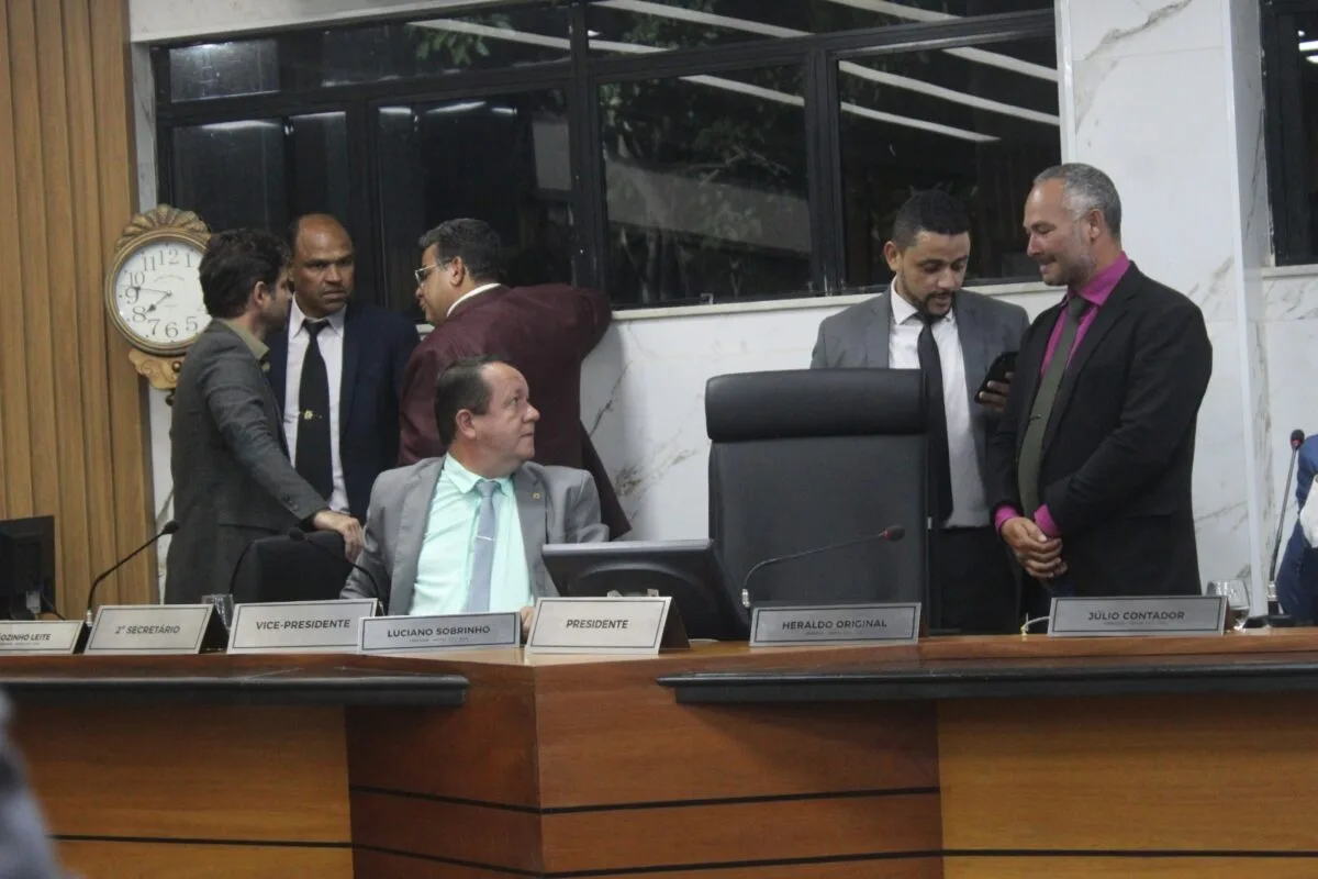 Em votação agitada, vereadores derrubam dois vetos da Prefeitura ao estatuto do servidor; outros dois foram mantidos