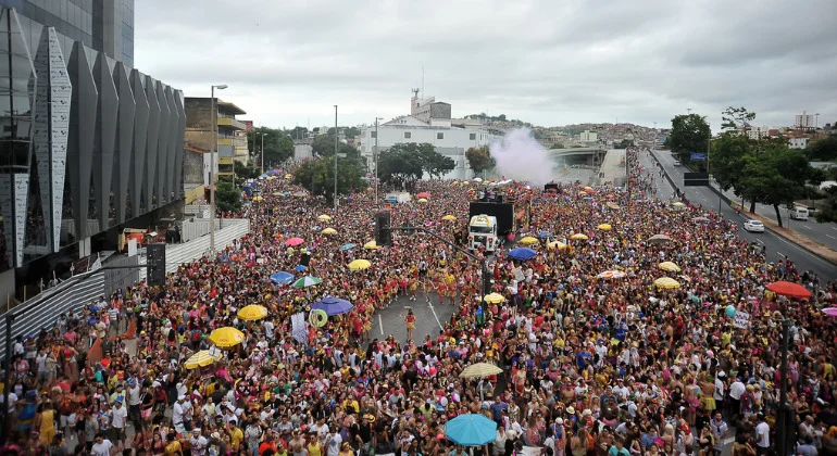 Desfile do “Então, Brilha” altera trânsito no Centro de BH