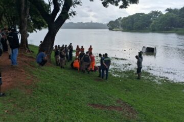 Homem passa mal enquanto dirige e carro para dentro da Lagoa da Pampulha