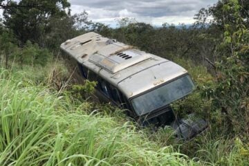 Ônibus que transportava trabalhadores rurais do Ceará para Minas Gerais cai em barranco na BR-365