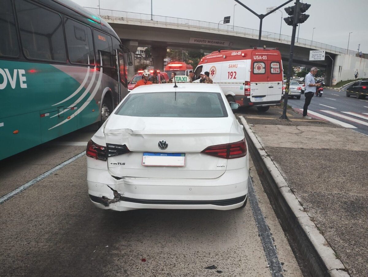 Nove pessoas ficam feridas em acidente entre ônibus e táxi em BH