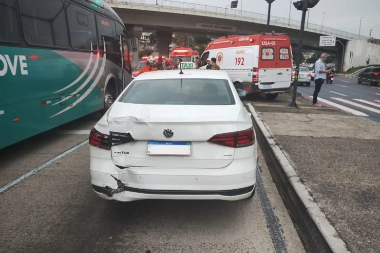 Nove pessoas ficam feridas em acidente entre ônibus e táxi em BH